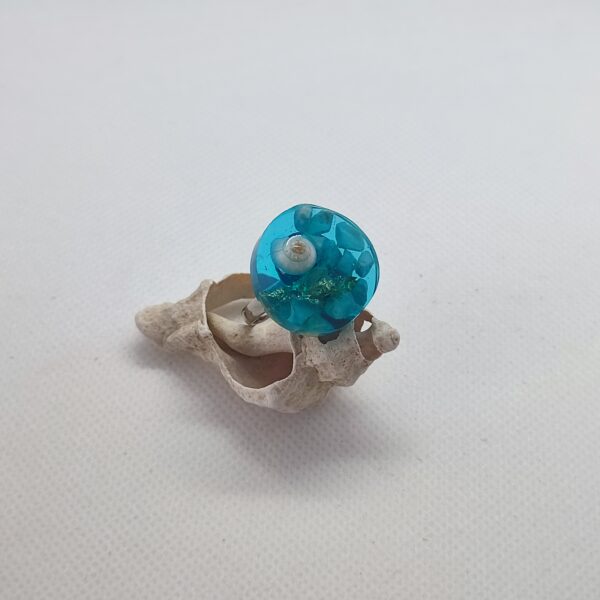 Χειροποίητο δαχτυλίδι από υγρό γυαλί σε μπλε χρώμα
